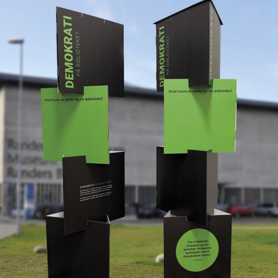 AGORA papsøjler foran Kulturhuset i Randers