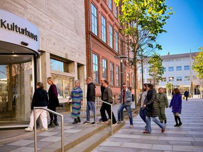 Flok går ind i Kulturhuset