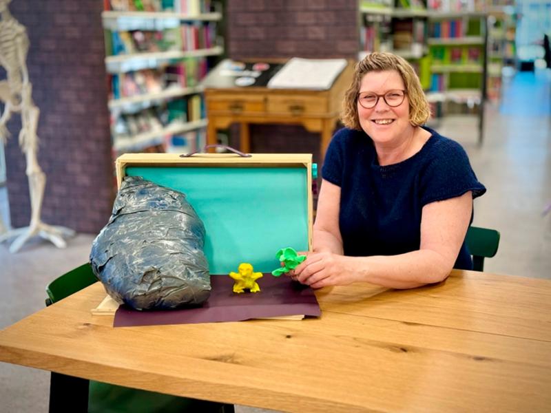 Sanne Andersen i børnebiblioteket