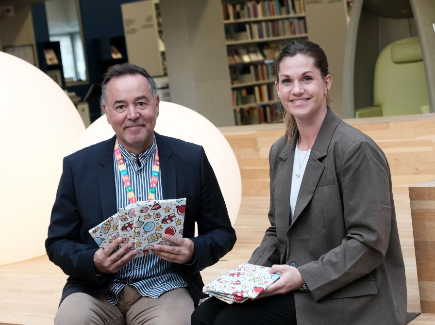 Jens fra Biblioteket og Gitte fra Randers Realskole med julegaver