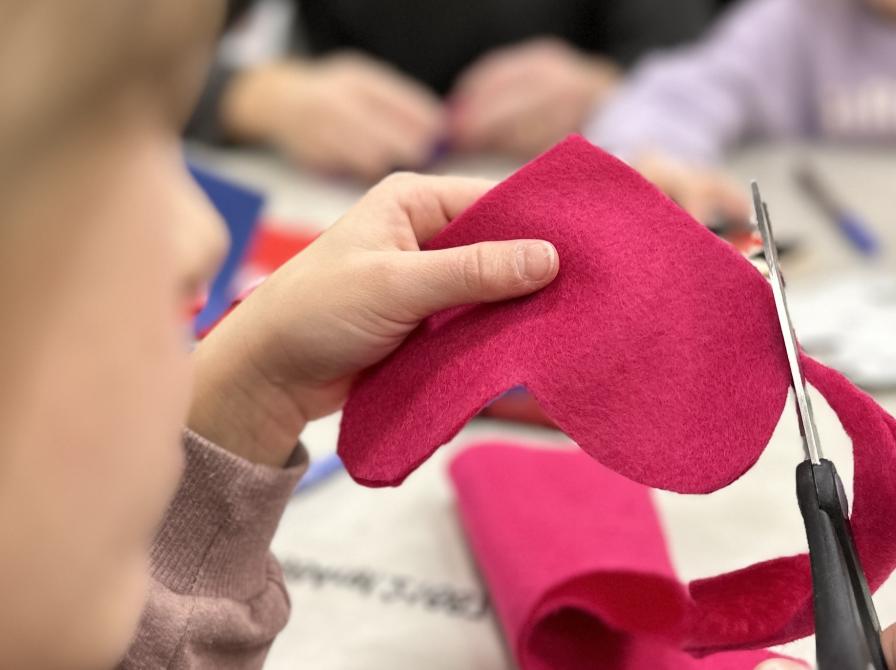 Barn klipper hjerte i filt