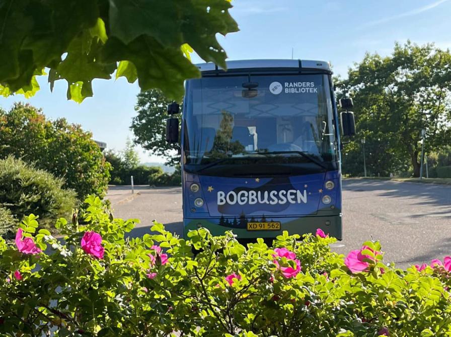 Bogbussen holder ved et stoppested