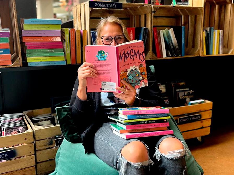 Bettina læser en lyserød bog