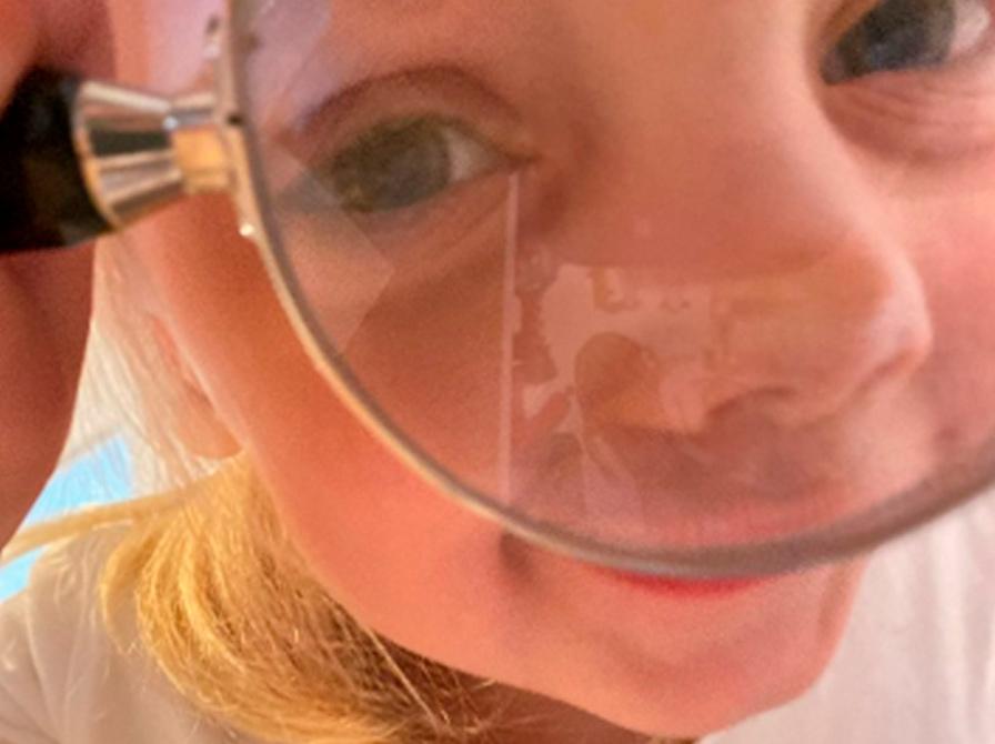 Pige med forstørrelsesglas